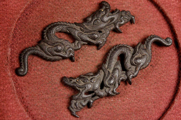 喜】かなり大振り‼ 鉄龍の目貫‼ 希少‼ 刀装具武具‼ 木箱‼ 112460